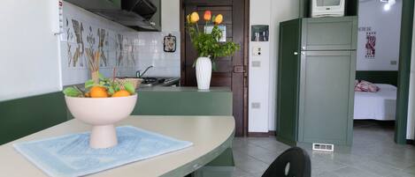 Frigorifero, microonde, piano cottura, pentole/stoviglie/utensili