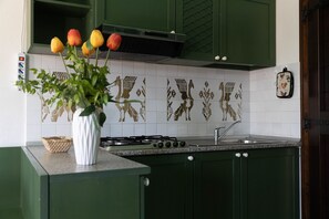 Fridge, microwave, stovetop, cookware/dishes/utensils - BILOCALE VISTA MARE (Canneddi)