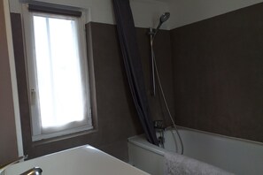 Combined shower/tub