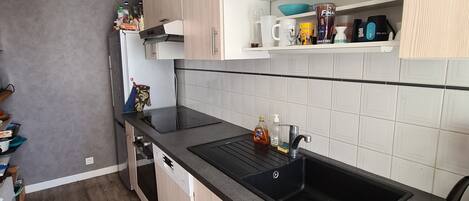 Een koelkast, een magnetron, een oven, een kookplaat