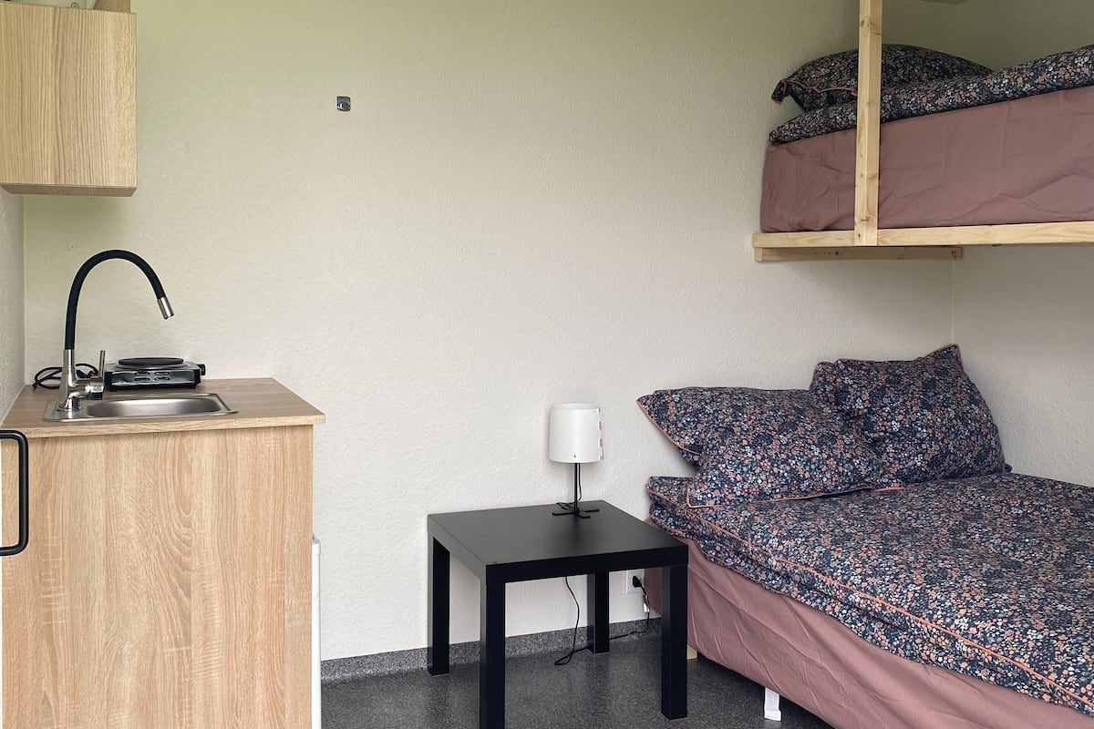 WiFi (free), bed sheets