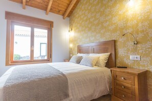 Deluxe Room | Down comforters, memory foam beds, desk, laptop workspace - Casa da Ponte de Penas (Melide)