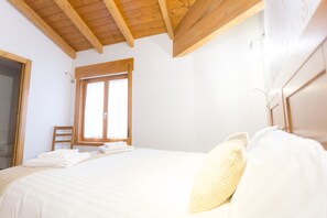 Rom – standard, 1 dobbeltseng | Dundyner, memory foam-senger, skrivebord og skrivebord for bærbar PC