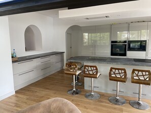 Fridge, microwave, oven, stovetop - New air-conditioned house Capbreton 6 bedrooms with private bathroom. (Capbreton)