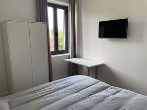 6 bedrooms, iron/ironing board, free WiFi, bed sheets