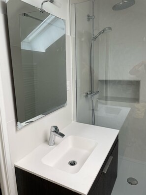 Dusche, Haartrockner, Handtücher, Seife