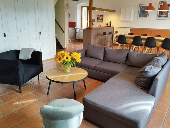 Tv, eldstad och bordsfotboll