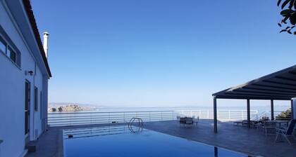 Charming 4-bed Villa in Pefkali