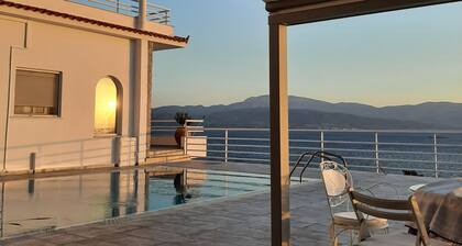 Charming 4-bed Villa in Pefkali