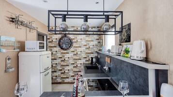 Een koelkast, een microgolfoven, een oven, een kookplaat