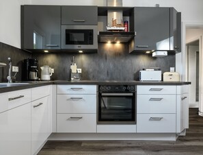 Kühlschrank, Mikrowelle, Ofen, Herdplatte