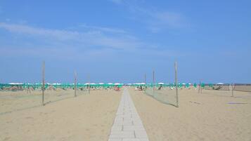 Vlak bij het strand, ligstoelen aan het strand