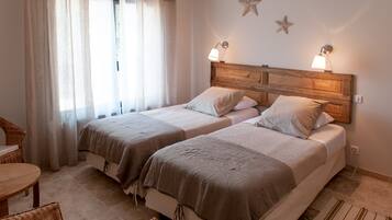 3 bedrooms, desk, iron/ironing board, travel cot