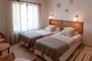 3 Schlafzimmer, Schreibtisch, Bügeleisen/Bügelbrett, Reisekinderbett