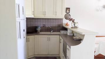 Jääkaappi, mikroaaltouuni, uuni, liesi