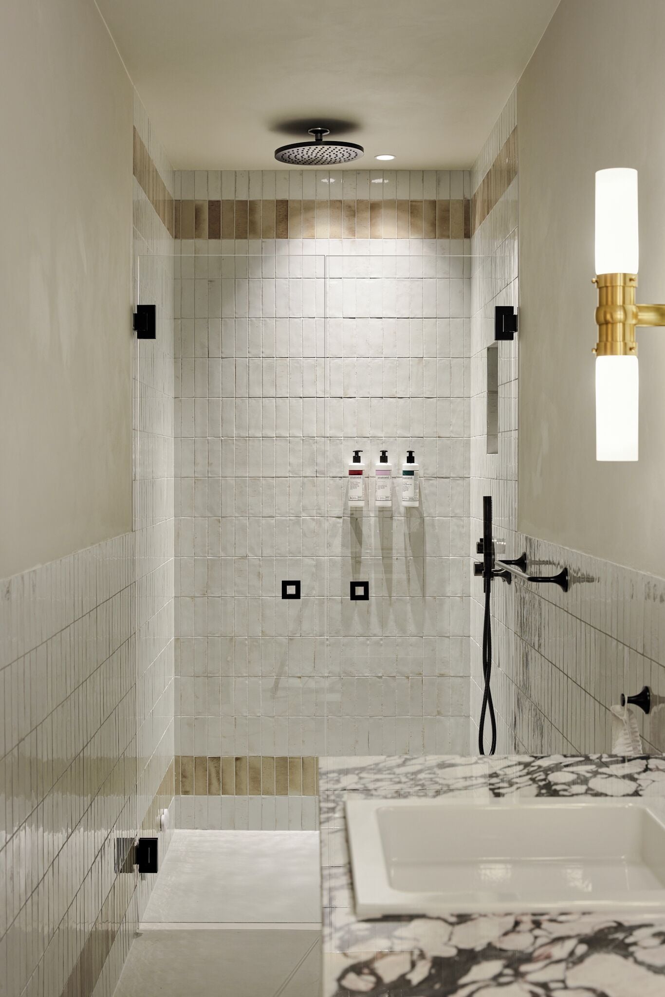 Un baño moderno con ducha, bañera y retrete.