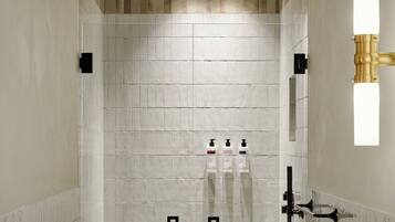 Un baño moderno con ducha, bañera y retrete.