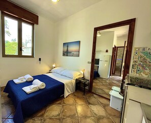 1 bedroom, desk