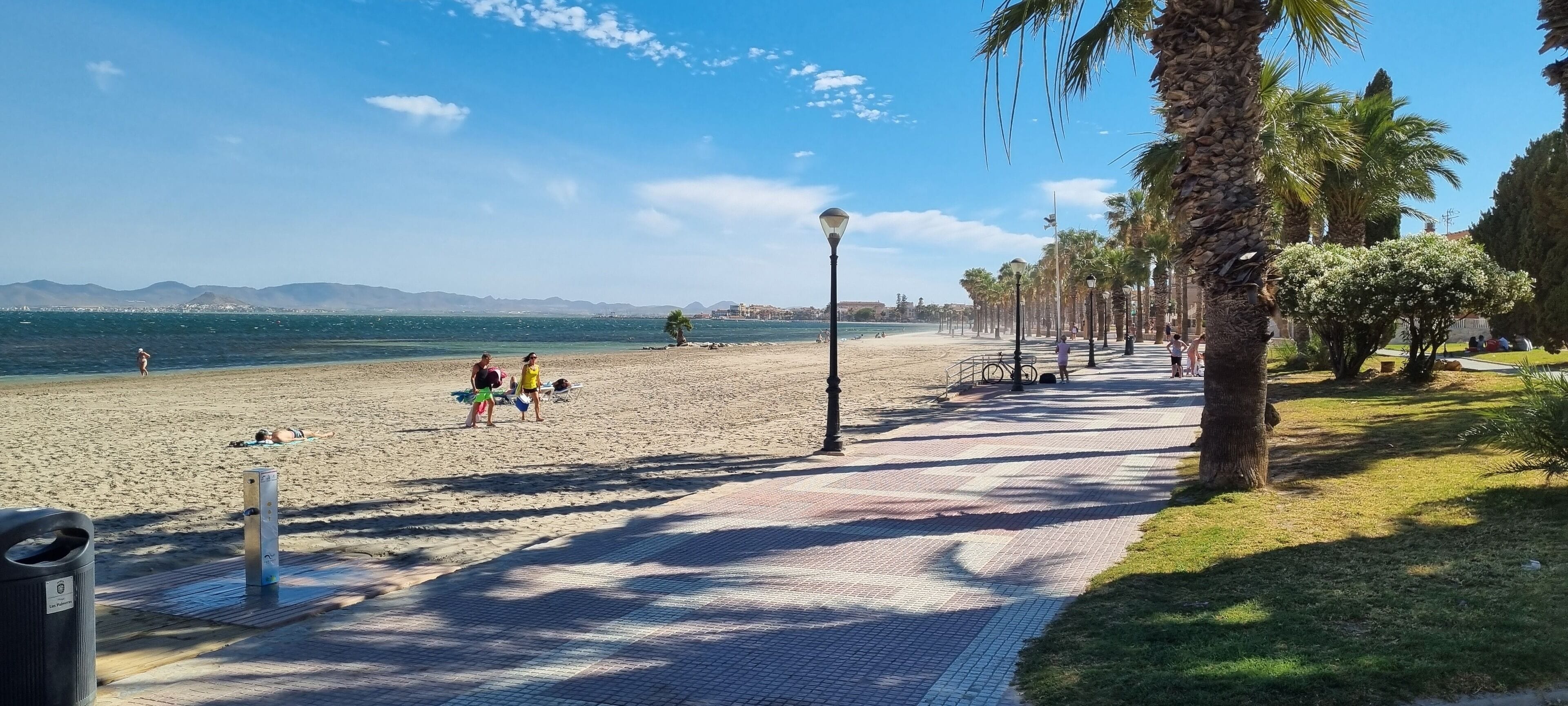 Chaises longues, serviettes de plage