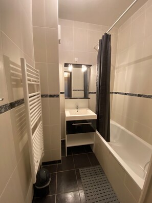 Baignoire, sèche-cheveux