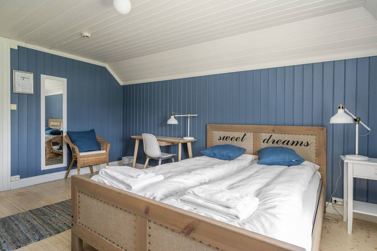 Ein Schlafzimmer mit einem Bett, einem Schreibtisch und einem Stuhl.