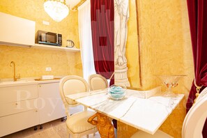 Deluxe Studio Suite | Private kitchen | Mini-fridge, microwave, stovetop, cookware/dishes/utensils - Royal Arena Relais - Royal Solution (Verona)