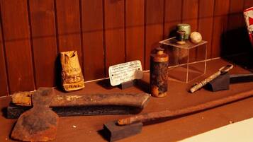 Une exposition d’anciens outils et un panneau indicateur.