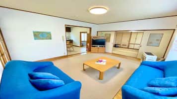 Basic Cottage | Living area | Flat-screen TV