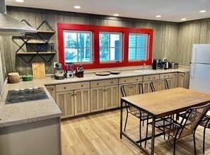 Réfrigérateur, four à micro-ondes, un four, surface de cuisson