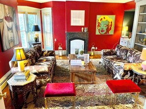 Téléviseur connecté, foyer, livres