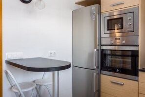 Jääkaappi, mikroaaltouuni, uuni, liesi