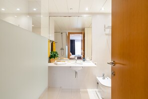 Hair dryer, towels - Cozy 1-Bedroom Apartment Near Sagrada Familia and Monumental (Barcelona)