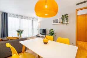 Dining - Cozy 1-Bedroom Apartment Near Sagrada Familia and Monumental (Barcelona)