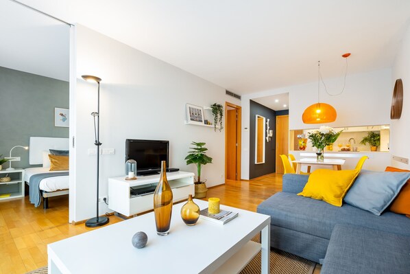 TV - Cozy 1-Bedroom Apartment Near Sagrada Familia and Monumental (Barcelona)