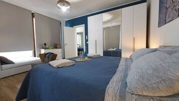 2 quartos, escrivaninha, ferros/tábuas de passar roupa