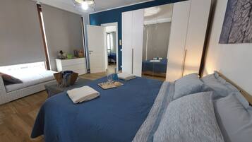 2 quartos, escrivaninha, ferros/tábuas de passar roupa