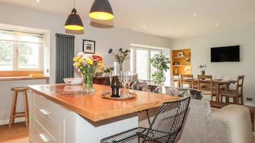 Cottage | Private kitchen | Fridge, microwave, dishwasher, electric kettle