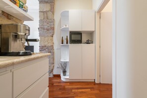 Réfrigérateur, micro-ondes, plaque de cuisson, cafetière/bouilloire