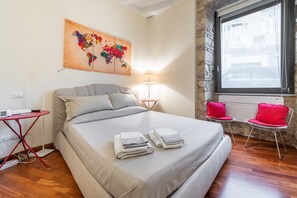 2 habitaciones, tabla de planchar con plancha y cuna de viaje 