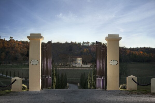 المنشأة من الخارج