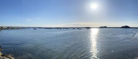 Una playa cerca, sillas reclinables de playa