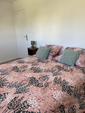 3 bedrooms, iron/ironing board, free WiFi, bed sheets