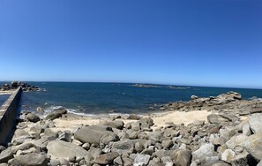 Ubicación cercana a la playa y tumbonas