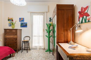 3 habitaciones, tabla de planchar con plancha, wifi y ropa de cama