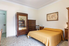 3 habitaciones, tabla de planchar con plancha, wifi y ropa de cama