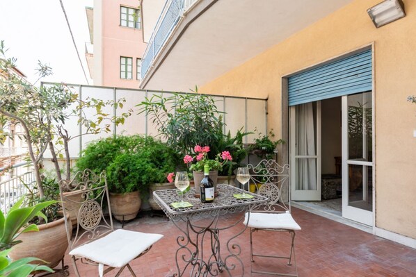Outdoor dining - GuestHost - Stadium &Villa Bellini Big APT with Terrace x5 (Catania)