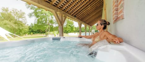 Bain à remous extérieur