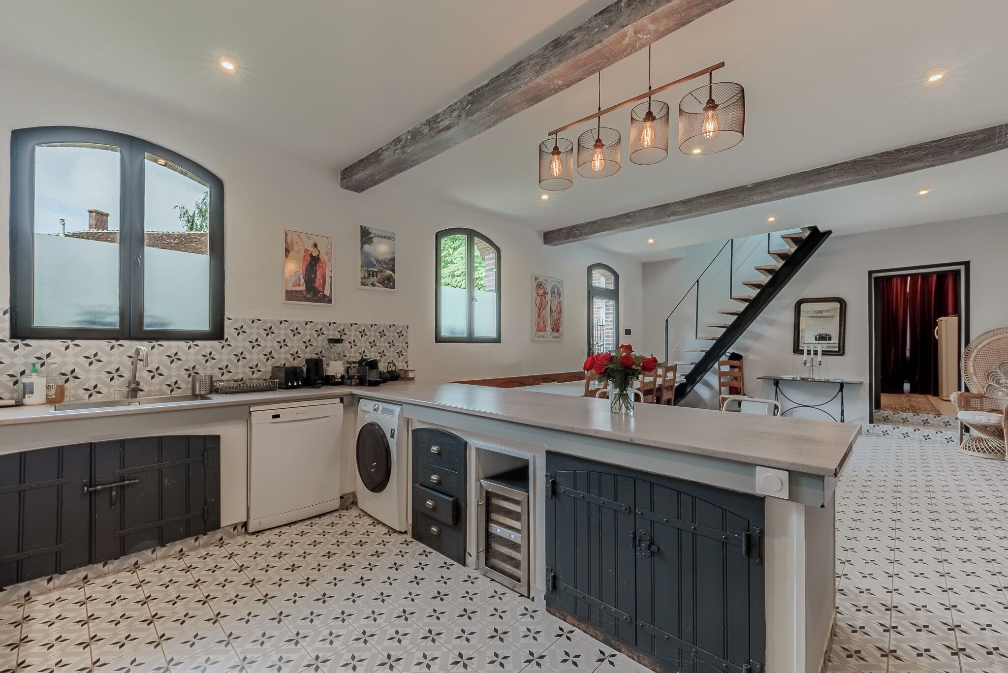 Jääkaappi, mikroaaltouuni, uuni, liesi