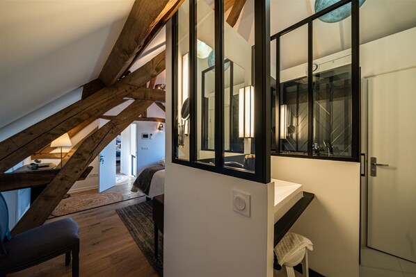 8 bedrooms, iron/ironing board, free WiFi, bed sheets