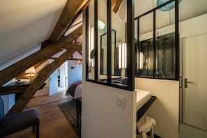 8 bedrooms, iron/ironing board, free WiFi, bed sheets